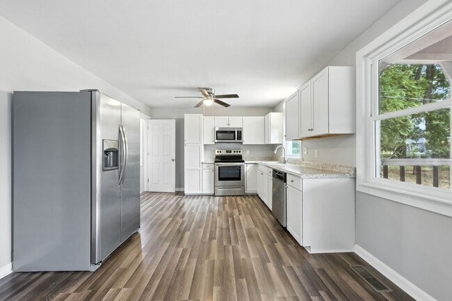Building Photo - Spacious 3 bedroom home with finished base...