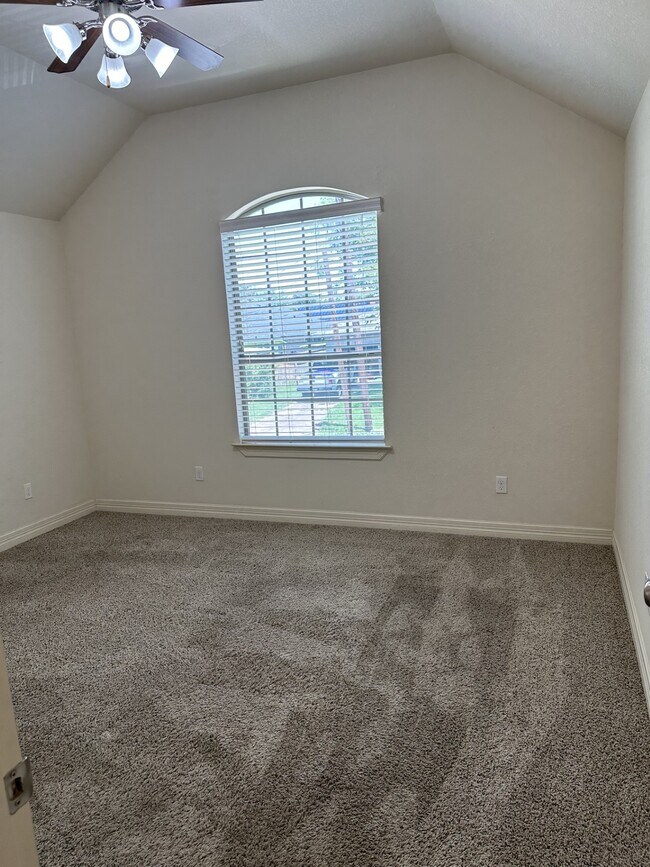 Building Photo - 210 S Tesch St