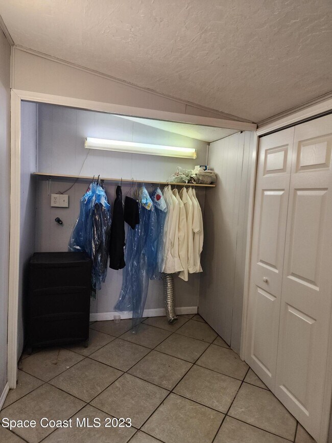 Building Photo - 388 MacArthur Cir