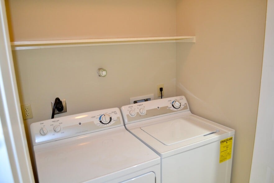 Building Photo - 3127 Fairdale Oaks E