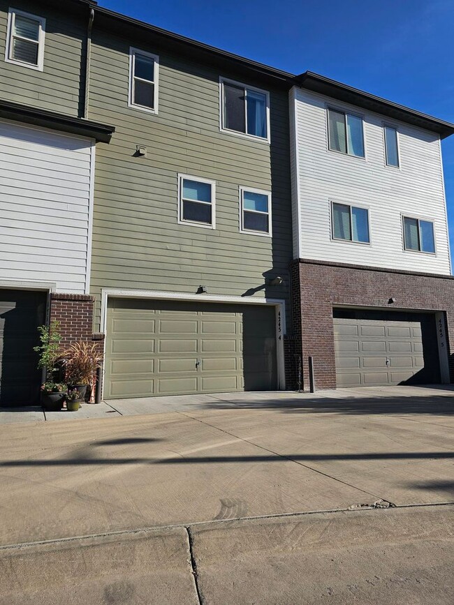 Building Photo - Contemporary townhome in Great Location