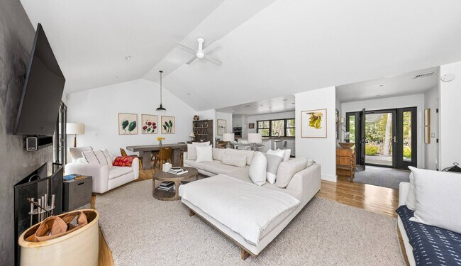 Building Photo - 24 Lilla Ln