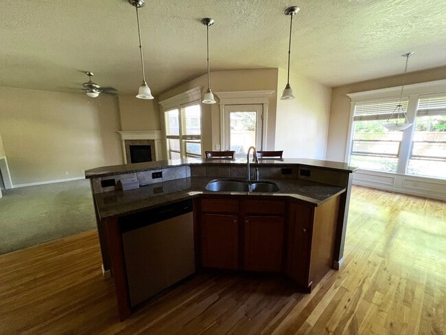 Building Photo - "Luxury Living: Stunning home with marble ...