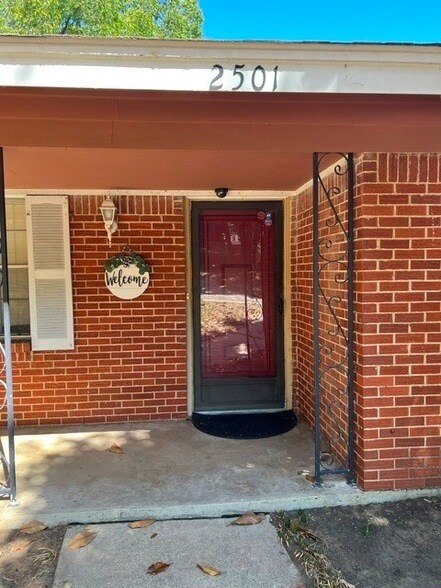 Building Photo - 2501 White Oak Ln