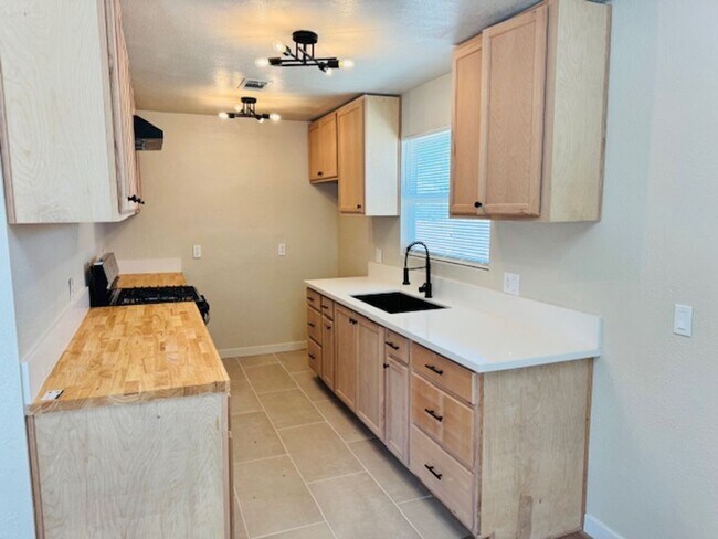 Building Photo - Gorgeous Remodeled 4+2 - $3000