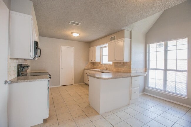 Building Photo - Available to Pre-Lease! Recently Updated 3 Bedroom!