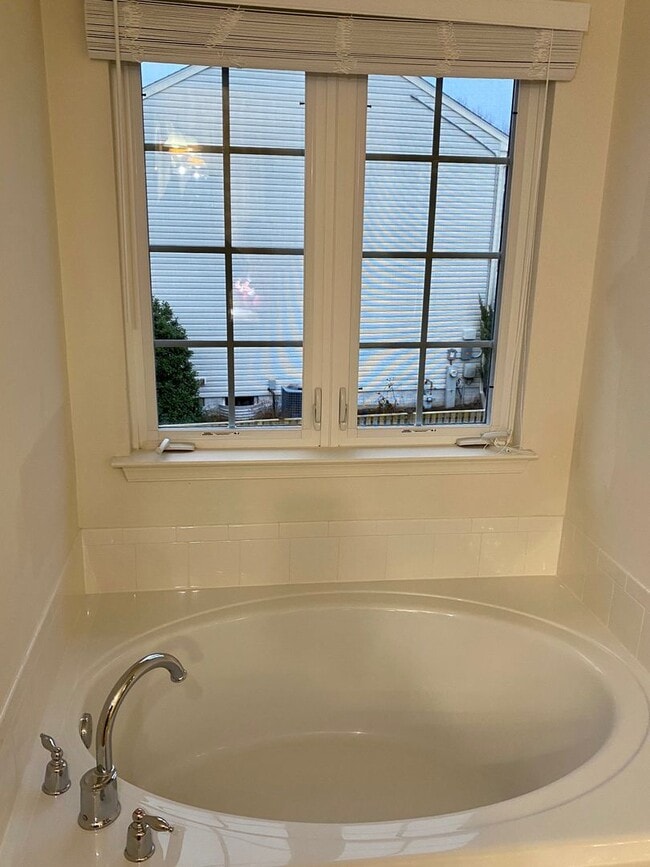 Building Photo - Charming 4 Bedroom/2.5 Bathroom in White M...