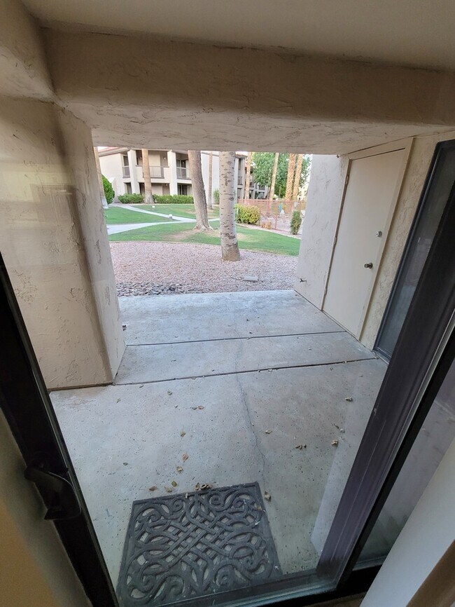 Building Photo - Updated 2/2 condo with 2 master bedrooms!