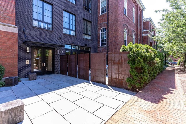 Building Photo - Stunning Capitol Hill One-Bedroom!