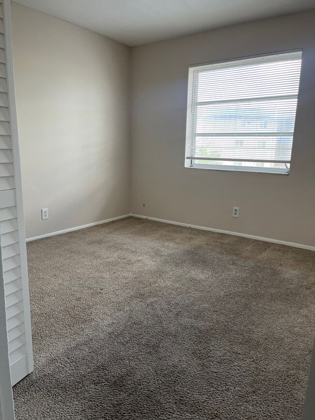 Building Photo - Nice 2 Bed 1 Bath, Unit Located in Quiet S...