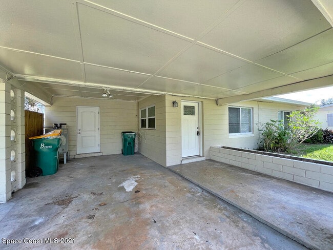 Building Photo - 304 3rd St
