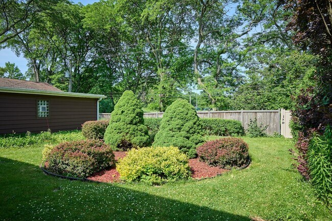 Building Photo - 1226 Longmeadow Dr