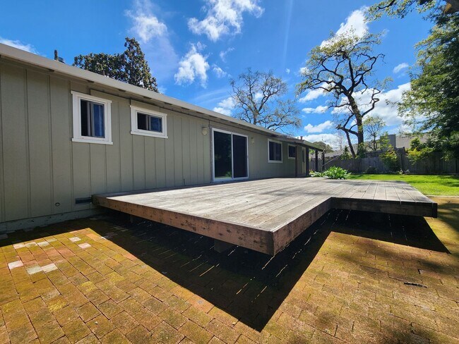 Building Photo - Lovely Bennett Valley Home in a Cul-De-Sac