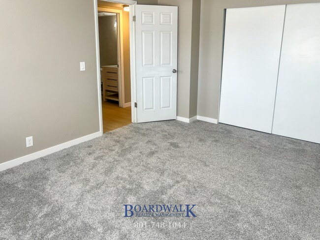 Building Photo - Recently Remodeled 2 bedroom in Salt Lake!