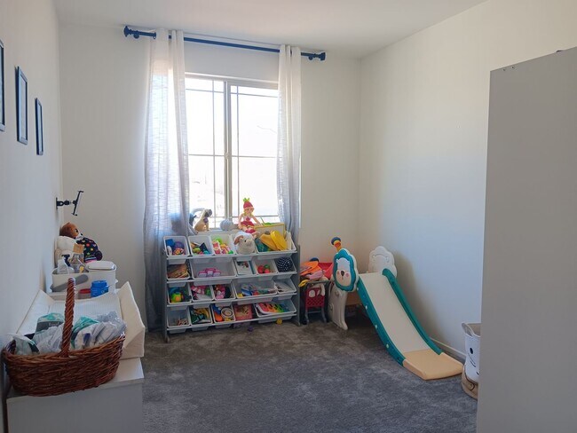 Building Photo - Newer 4 Bedroom Home is now for rent!