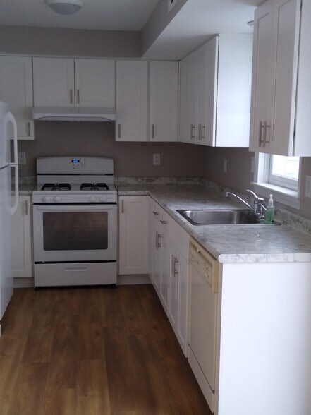 Kitchen - 51 Birchwood Dr