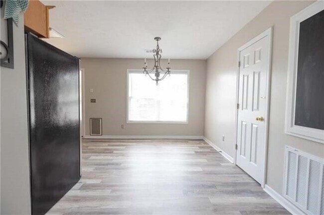 Building Photo - 5 Bedroom home available to rent!