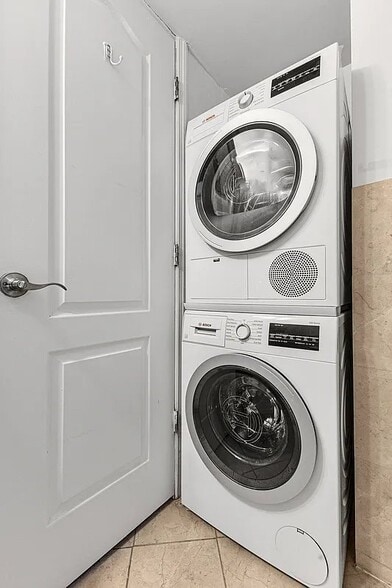 Building Photo - 350 W 21st St