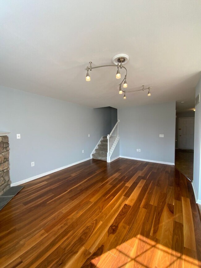 Building Photo - Great town home in Sterling Place