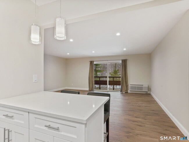 Building Photo - 92 Wilton Crest Rd