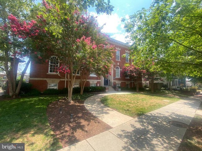 Building Photo - 2035 2nd St NW