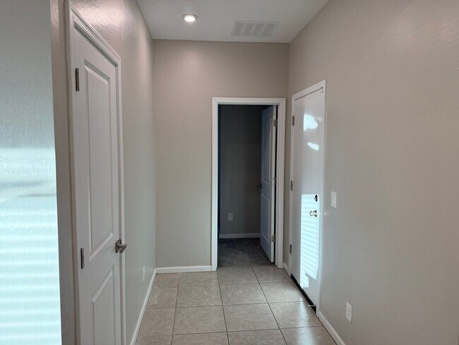 Building Photo - 2020 E Kansas Dr