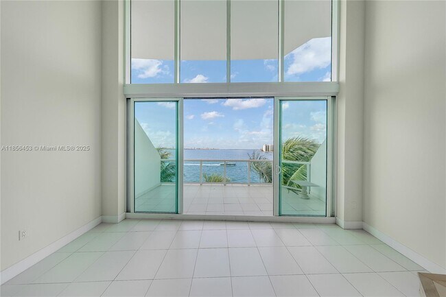 Building Photo - 2000 Bay Dr
