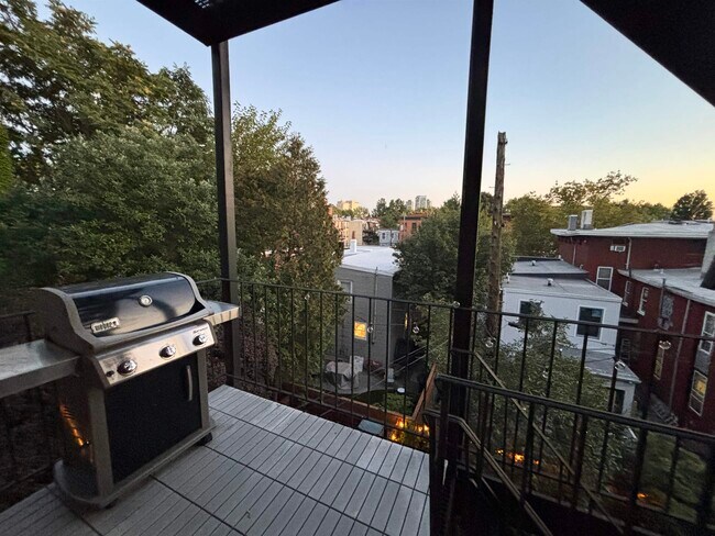 Building Photo - 285 8th St