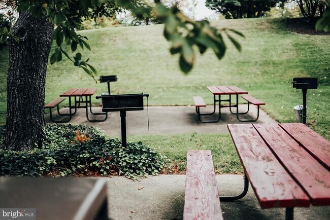 Building Photo - 1300 Army Navy Dr