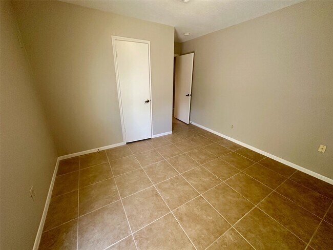 Building Photo - 2711 Colony Dr