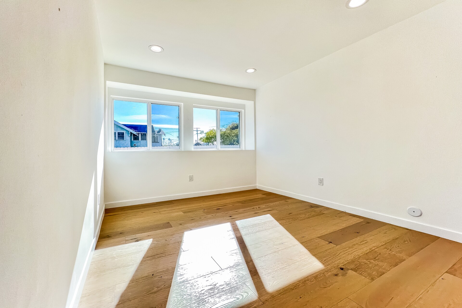 Building Photo - 103 N Kingsley Dr