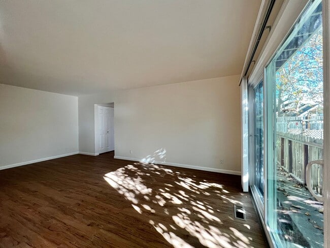 Building Photo - MAI1880-1884