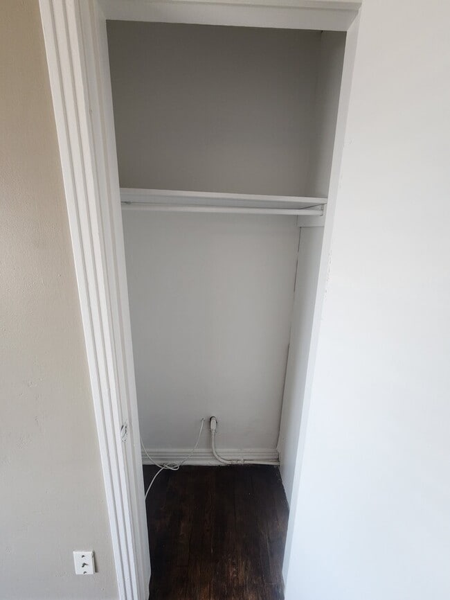 Building Photo - 3 bed 1 bath home, move in ready!