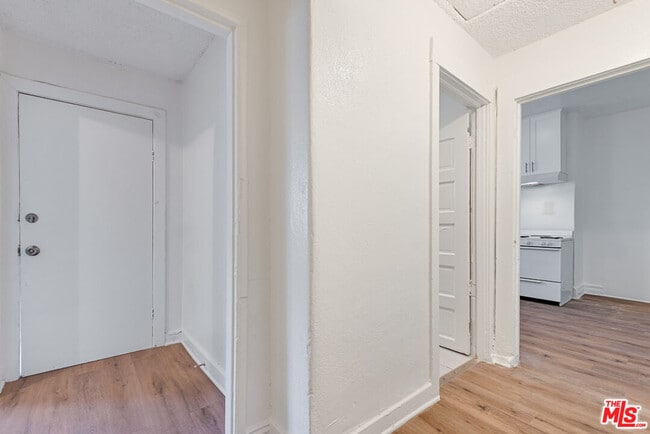 Building Photo - 220 E Vernon Ave