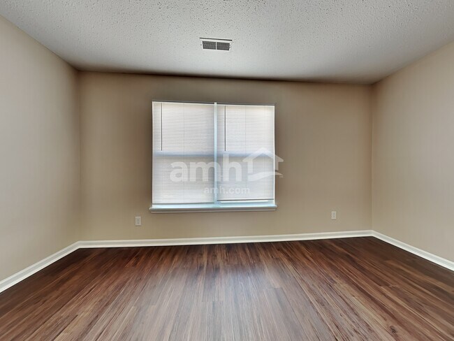 Building Photo - 1439 Round Lake Rd