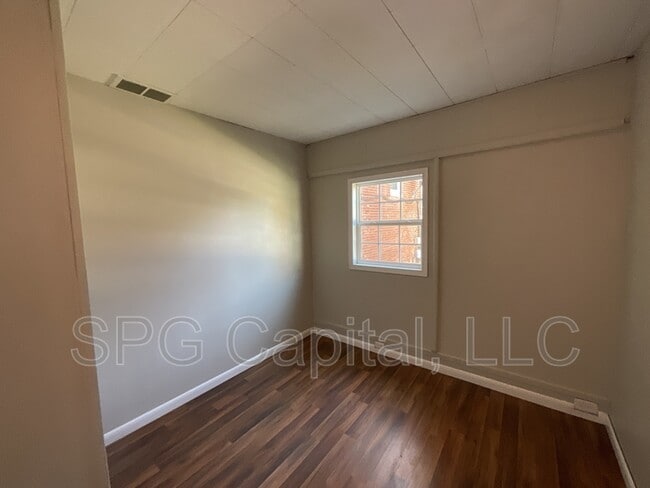 Building Photo - 103a Church St