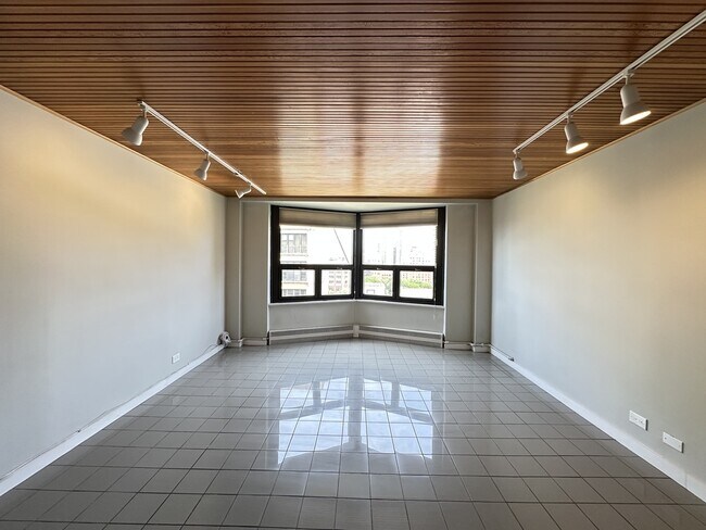 Building Photo - 428 W Wellington Ave