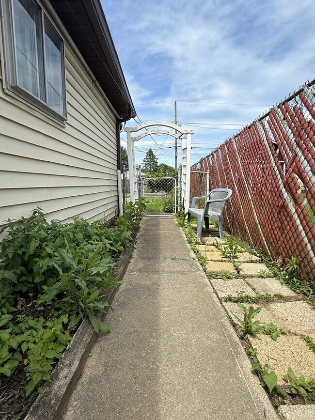 Building Photo - Spacious three bedroom one bath located on the southside.