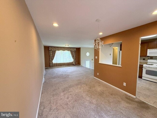Building Photo - 11 Knollwood Dr