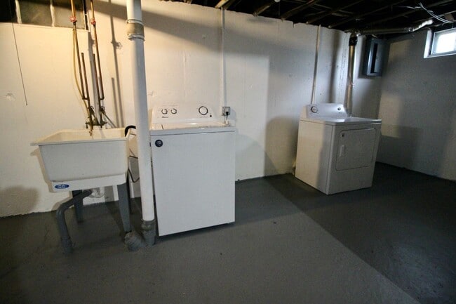 Building Photo - 3 bed 1 bath bungalow with garage and base...