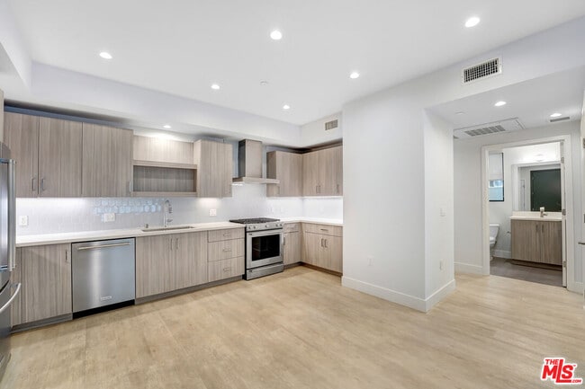 Primary Photo - 5955 Saturn St