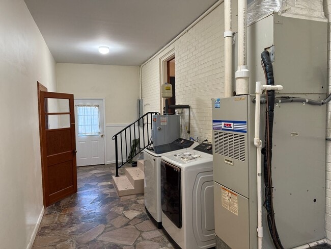 Building Photo - One Level Home! 3or 4 bedroom 1 bath with extra-large den, garage and extra storage on almost an ...