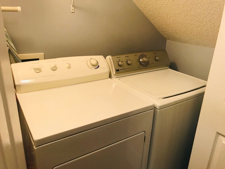 Building Photo - 117 Towne Park Dr W