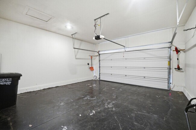 Building Photo - 394 W Pkwy Dr