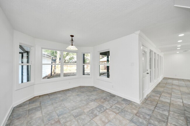 Building Photo - 616 S Rivershire Dr