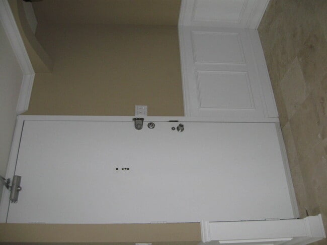 Building Photo - 111 E Chestnut St