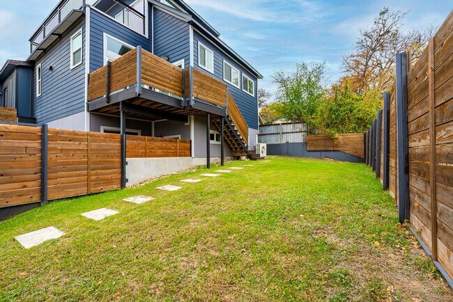 Building Photo - Tip Tier Views at this Beautiful 4 bedroom, 3 bathroom home in Central East Austin!!!
