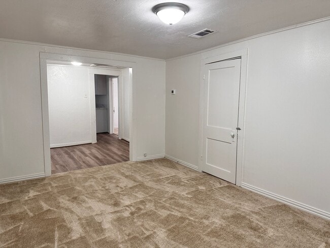 Building Photo - April 1st!! 2 Bedroom Home Close to Historic District