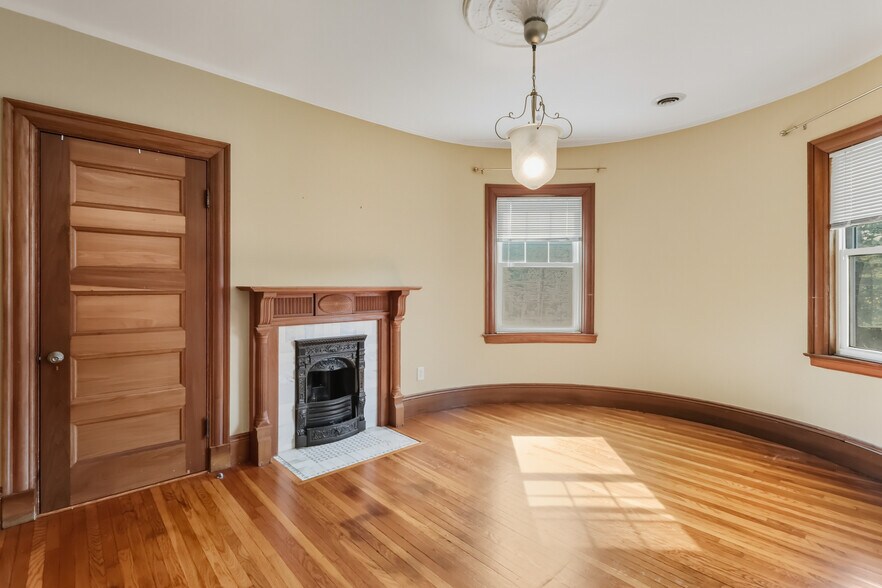 Building Photo - 583 Watertown St