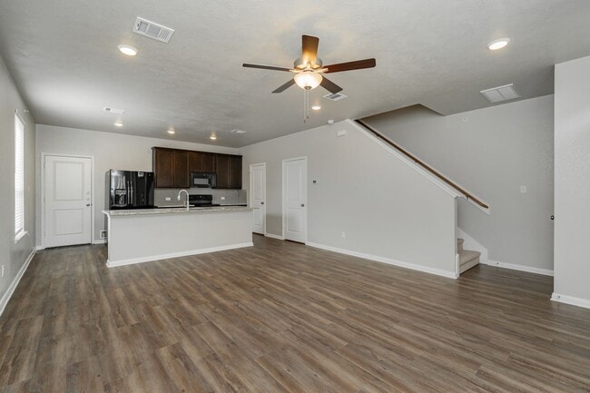 Building Photo - Spacious Townhome Available Now!